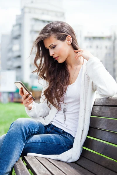 Mädchen mit Smartphone — Stockfoto