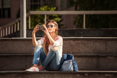 kentsel kız ile smartphone