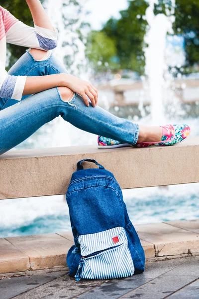 Рюкзак синих джинсов — стоковое фото