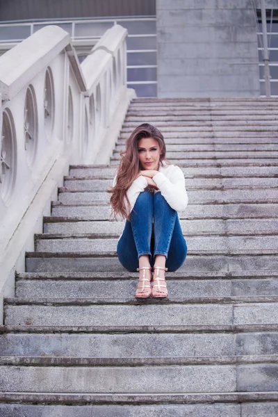 Young woman sit on stairs — Stock Photo, Image