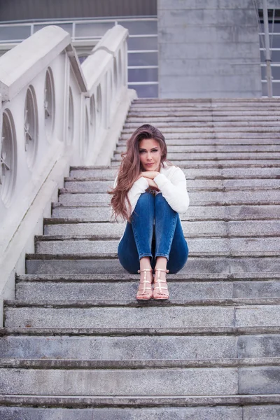 Jovem mulher sentar-se nas escadas — Fotografia de Stock