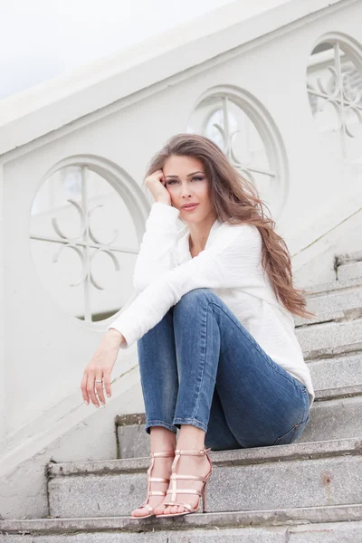 Mujer joven en las escaleras — Foto de Stock