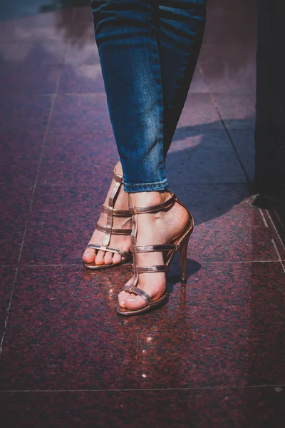 Högklackade sandaler — Stockfoto