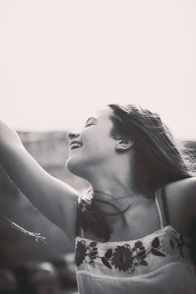 Feliz sorrindo menina adolescente — Fotografia de Stock