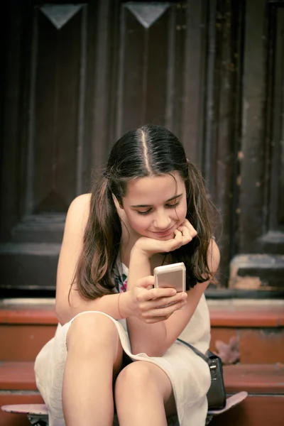 Menina com telefone inteligente — Fotografia de Stock