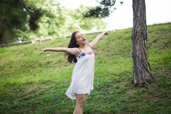 Chica feliz en el parque — Foto de Stock