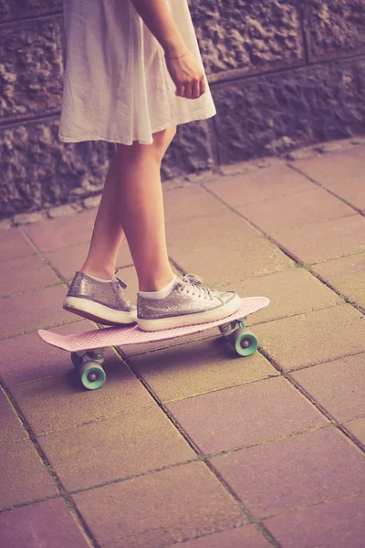 Девочка-подросток на коньках — стоковое фото