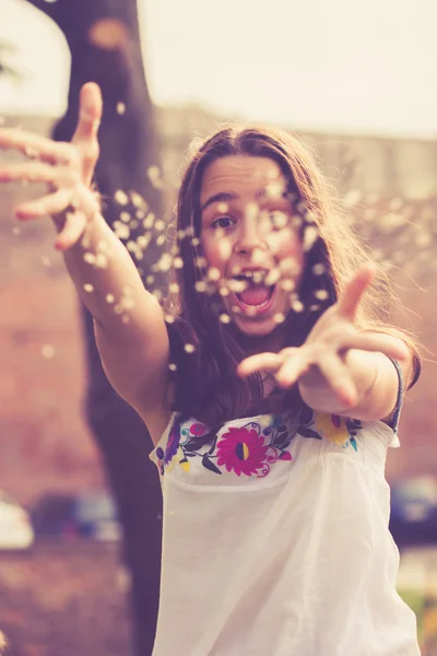 Giovanissima ragazza avendo divertente — Foto Stock