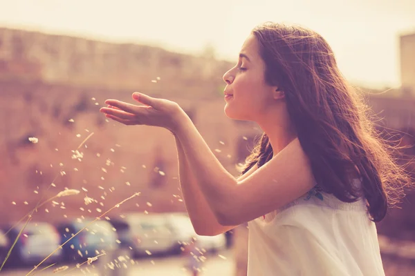 Adolescente chica tener divertido al aire libre —  Fotos de Stock