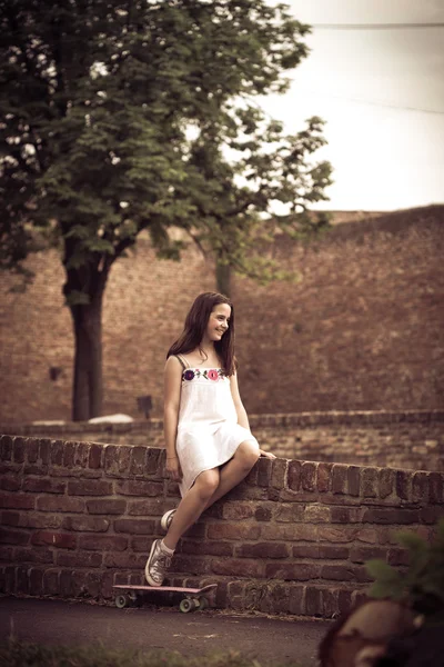 Adolescente chica con skate — Foto de Stock