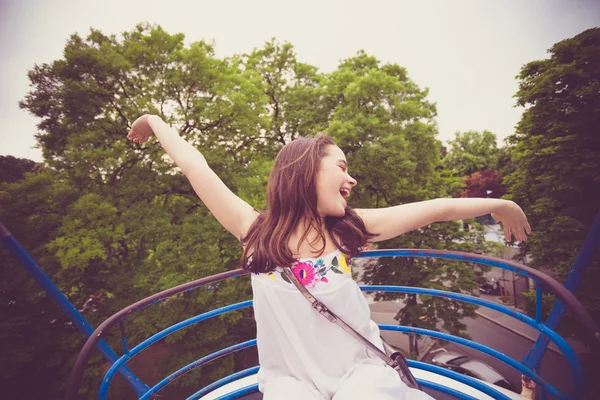 Adolescente chica en panorámica rueda — Foto de Stock