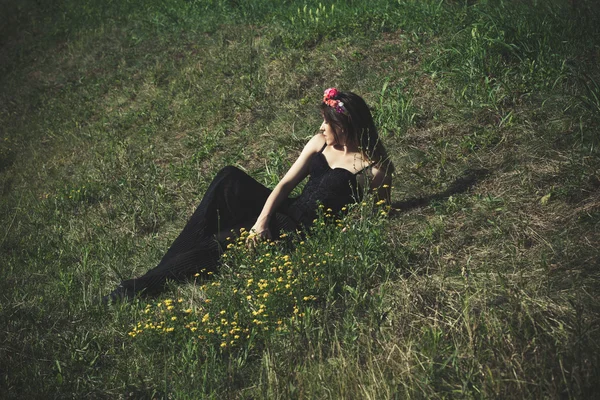 夏の畑で若い女性 — ストック写真