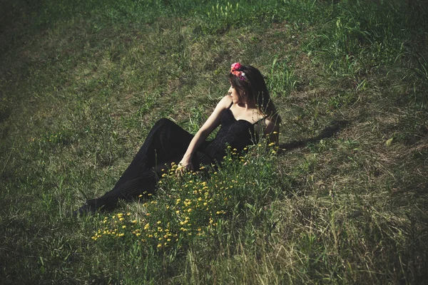 Jonge vrouw op zomer field — Stockfoto