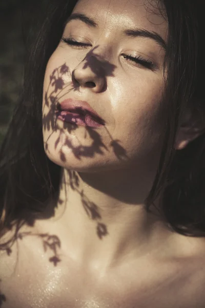 Ombre estive sulla faccia della donna — Foto Stock