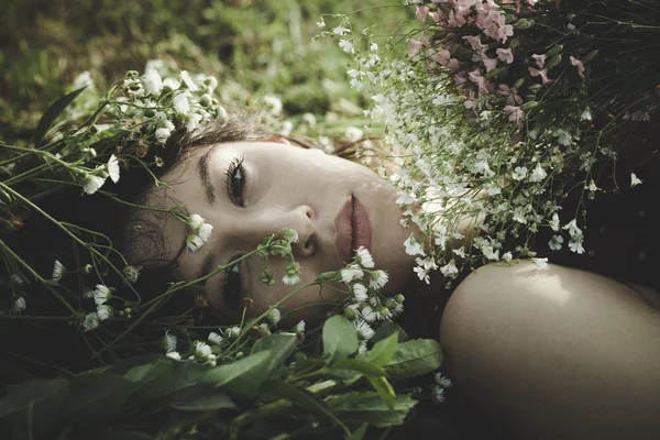 Kvinna porträtt i blommor — Stockfoto