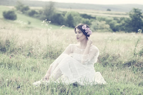 Femme d'été en blanc — Photo