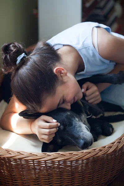 Teen flicka och hennes hund — Stockfoto