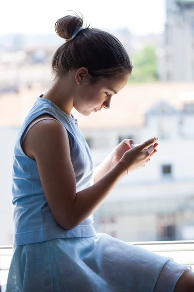 Teen girl con smart phone — Foto Stock