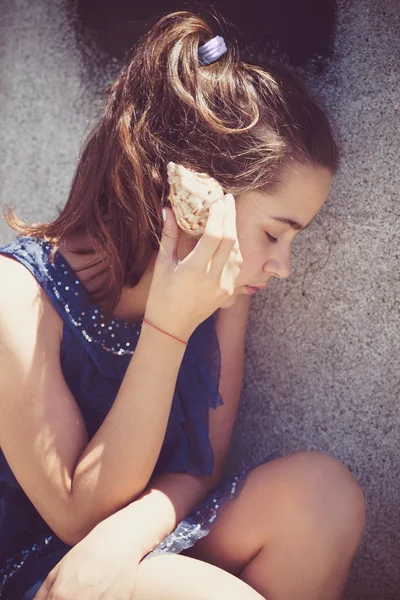 Teen ragazza con conchiglia — Foto Stock