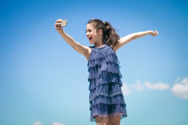 Kız olun selfie karşı mavi gökyüzü