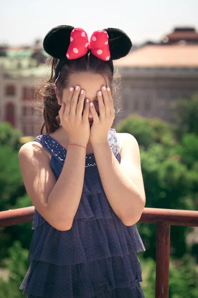 Chica con minnie ratón orejas —  Fotos de Stock