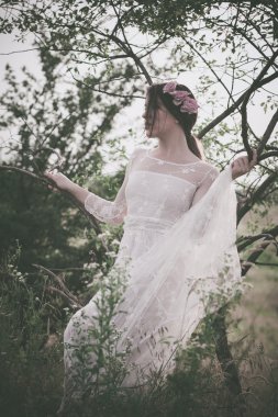 dantelli beyaz elbiseli kadın