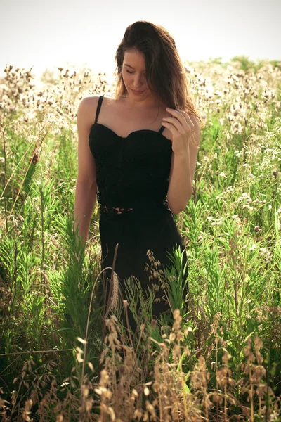 Junge Frau genießt im Sommer — Stockfoto