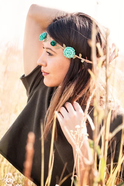 Jovem mulher no prado de verão — Fotografia de Stock