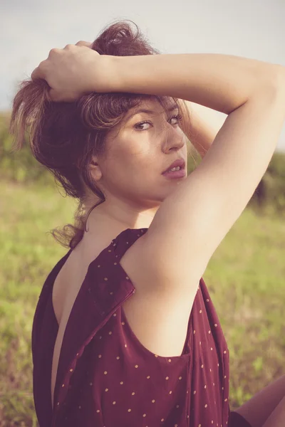 Beautiful woman in field — Stock Photo, Image