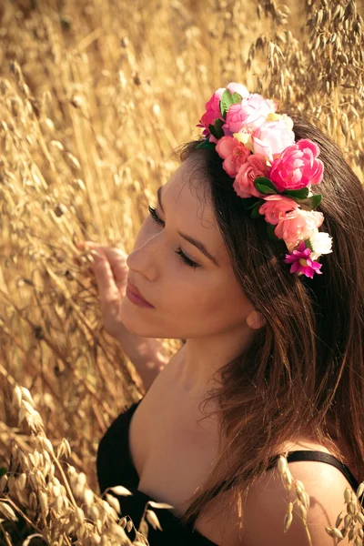 Jovem mulher no campo de trigo — Fotografia de Stock