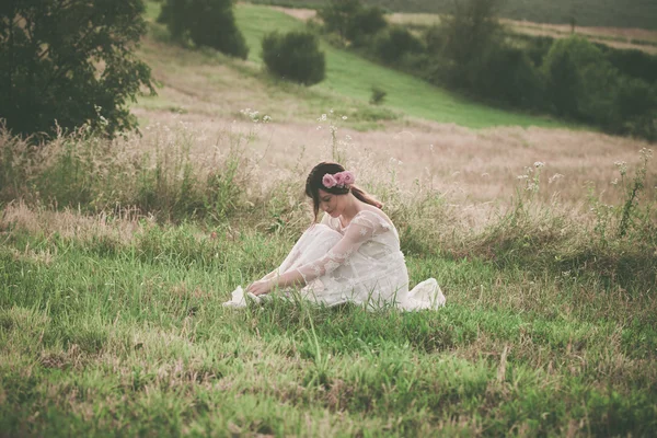 Jeune femme en dentelle blanche robe sur prairie — Photo