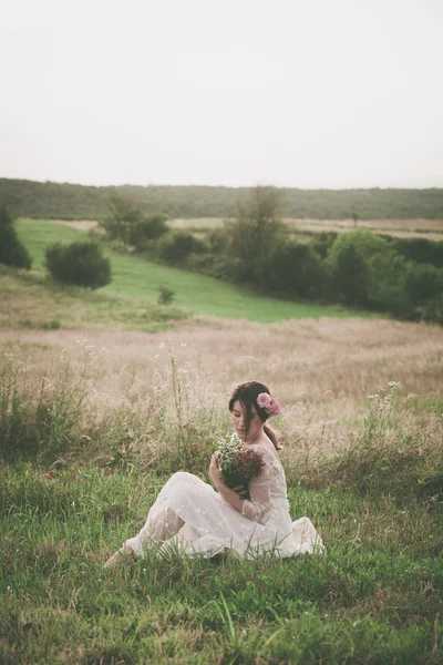Jovem mulher em vestido de renda branca no prado — Fotografia de Stock