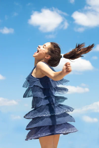 Chica llena de alegría en vestido azul spin día de verano —  Fotos de Stock