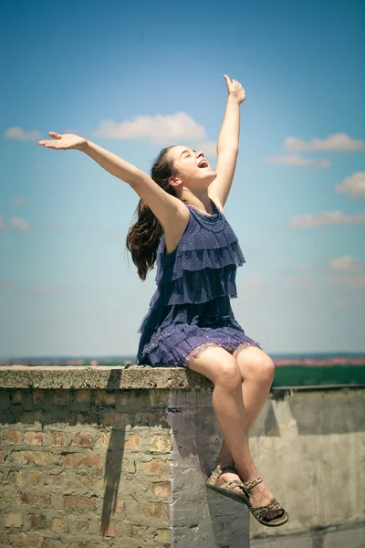 Happy girl on roof summer day — Stock Photo, Image