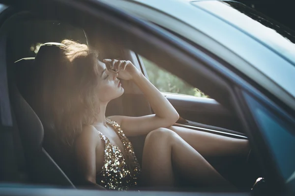 Aantrekkelijke elegante vrouw in auto — Stockfoto