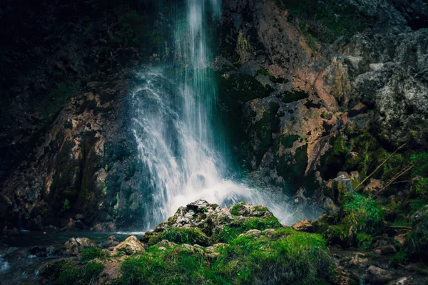 Водоспад на малій гірській річці — стокове фото