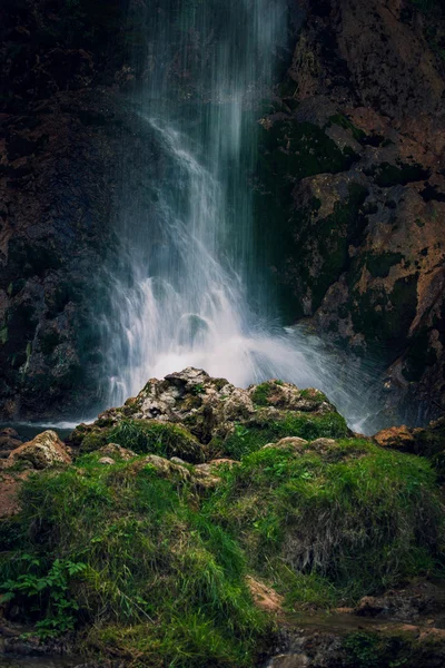 Водопад на небольшой горной реке — стоковое фото