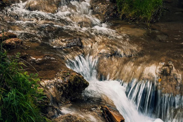 Маленький каскад на реке — стоковое фото