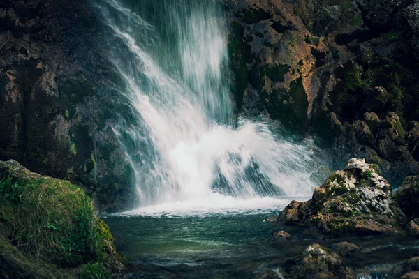 Cascade sur petite rivière de montagne — Photo