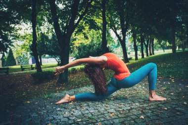 Genç kadın pratik yoga açık