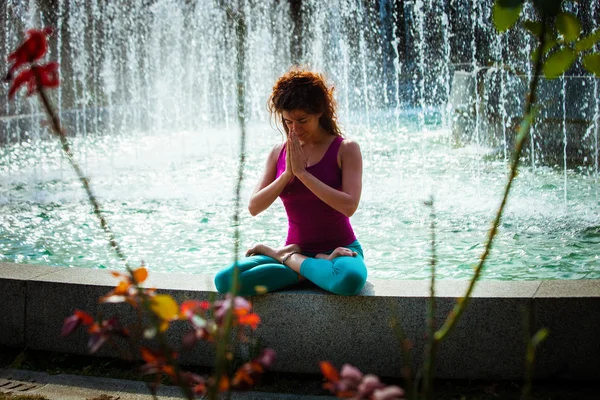 Junge Frau praktiziert Yoga im Freien — Stockfoto