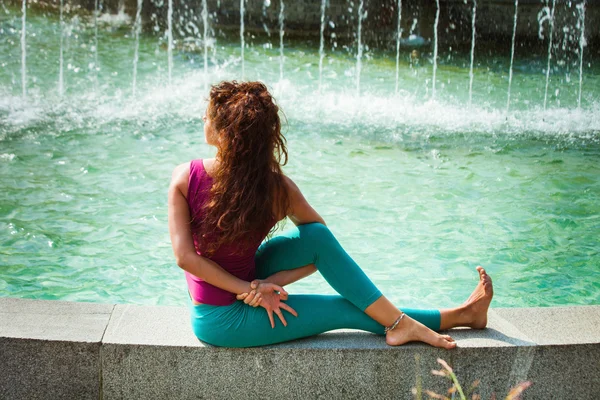 Jeune femme pratique yoga en plein air — Photo