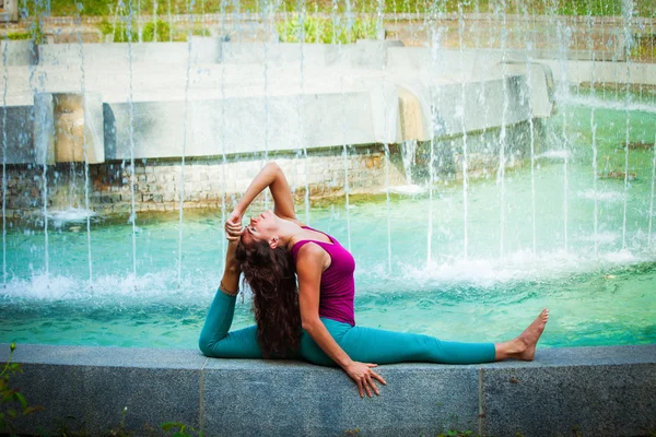 Mladá žena cvičím jógu venkovní — Stock fotografie