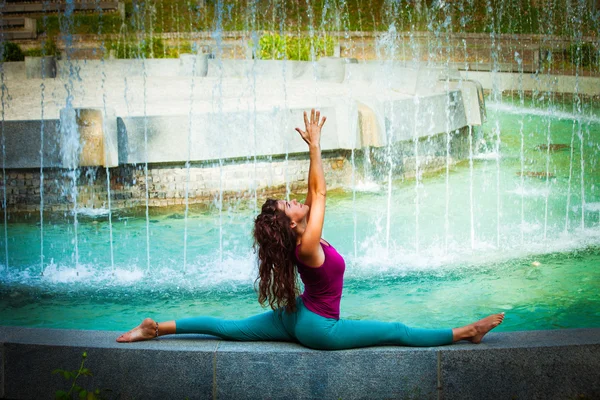 Jeune femme pratique yoga en plein air — Photo