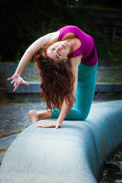 Ung kvinna träna yoga — Stockfoto
