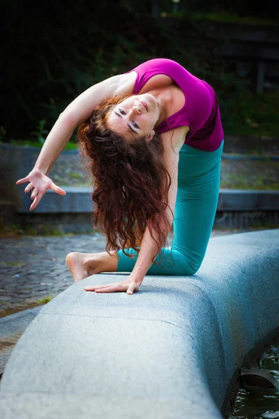 Junge Frau praktiziert Yoga — Stockfoto