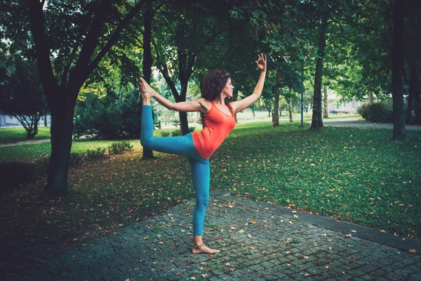Девушка практикует йогу в парке — стоковое фото