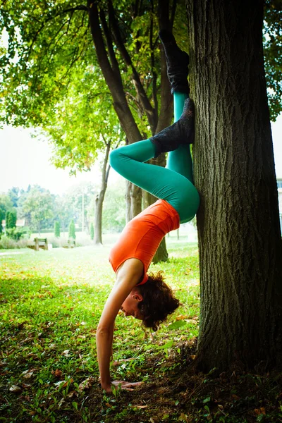 Fiatal nő gyakorlatban egyensúly szabadtéri — Stock Fotó
