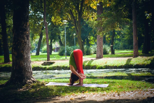 Junge Frau praktiziert Yoga im Freien — Stockfoto