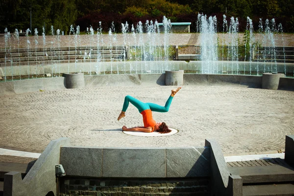 Giovane donna pratica yoga all'aperto — Foto Stock